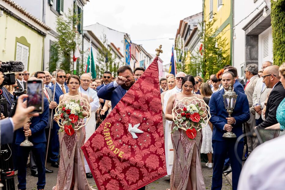 Rúben Pacheco Correia emocionou-se ao entregar a bandeira ao próximo mordomo