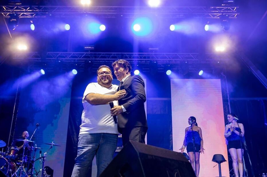 Tony Carreira deu um concerto no porto de pescas