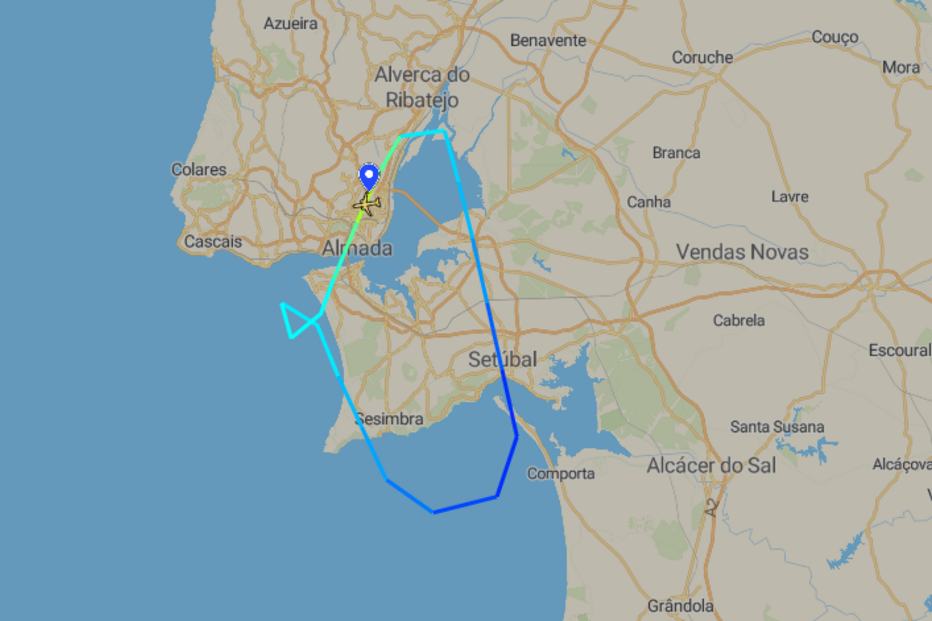 Avião com destino a Faro aterra de emergência em Lisboa 
