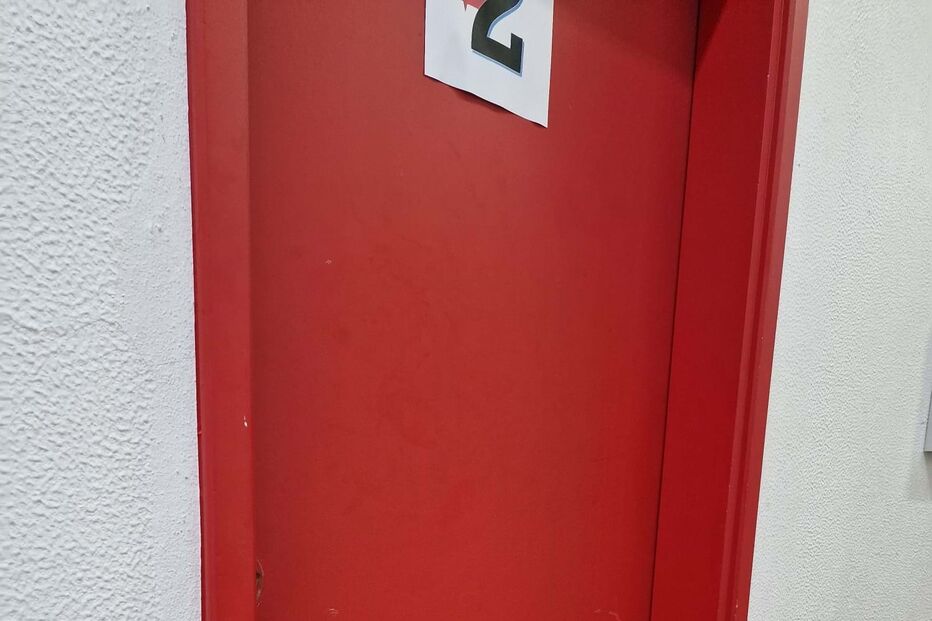 UD Oliveirense mostra porta alegadamente danificada por jogador do Benfica