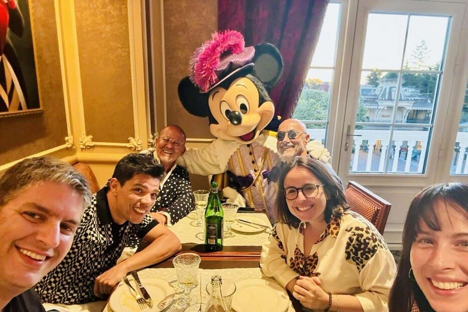 O grupo de amigos na Disney