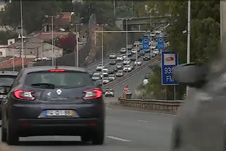 Sequestrado em mala do carro pede ajuda por telemóvel