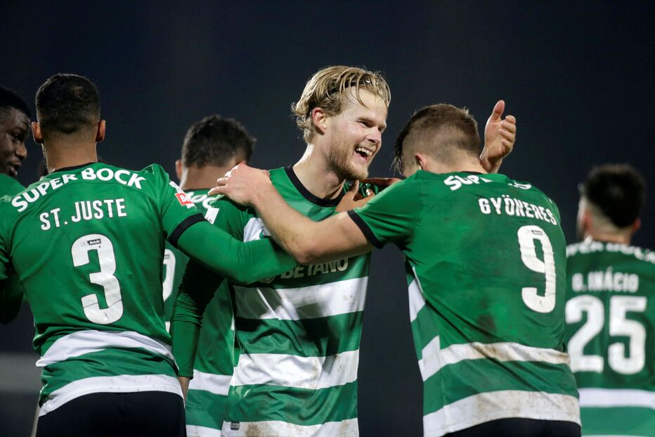 Morten Hjulmand celebra golo com os colegas do Sporting