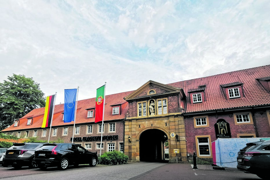 A seleção portuguesa chega a Marienfeld e terá direito a uma calorosa receção por parte de milhares de emigrantes que pretendem demonstrar o apoio aos jogadores