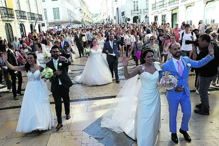 Desfile. Recém-casados percorreram ruas da Baixa, desde a sé até à Praça do Município, sob aplausos de populares