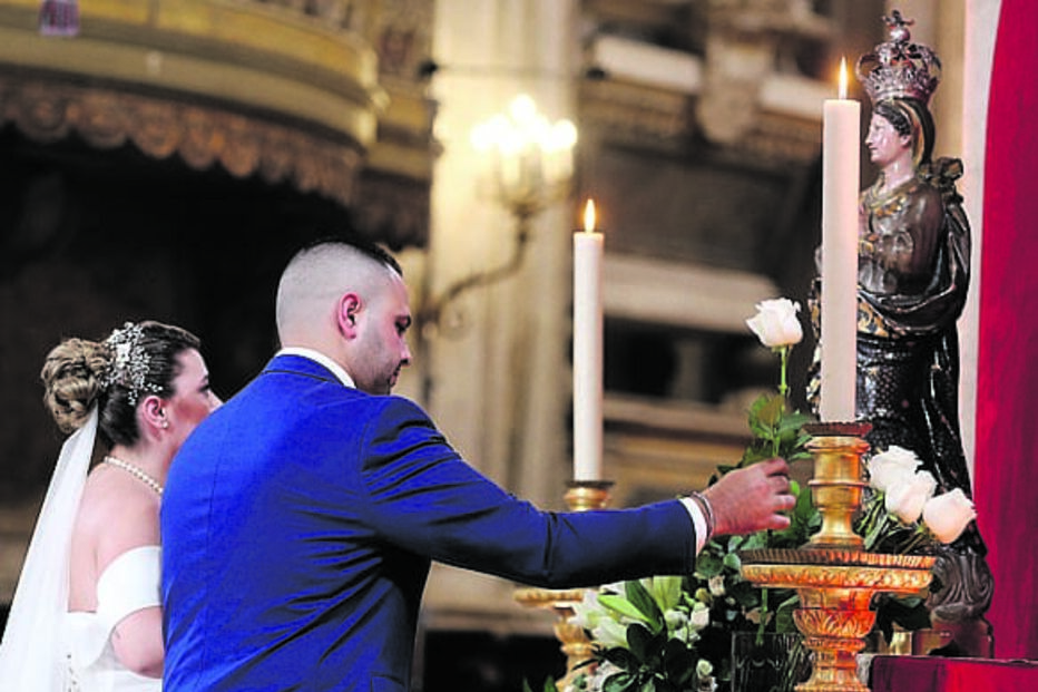 Sé de Lisboa. Um dos casais coloca uma rosa branca como devoção a Nossa Senhora