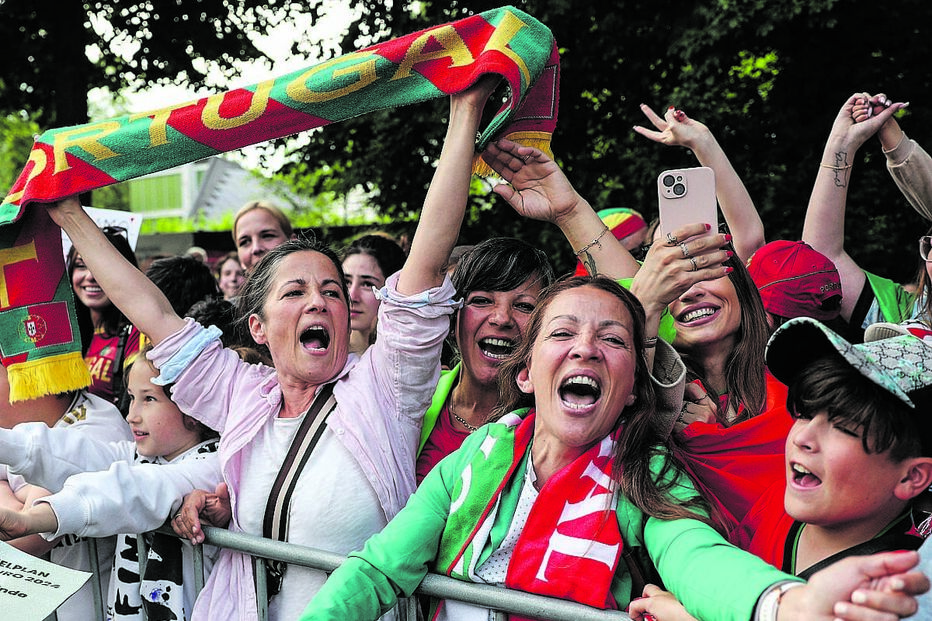 Emigrantes receberam em delírio a seleção nacional na chegada à Alemanha
