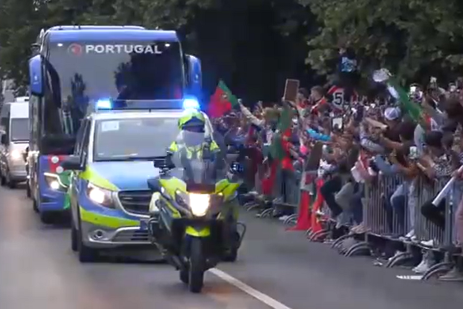 “Portugal no coração”: Euforia na Alemanha com dois mil adeptos na receção da Seleção Nacional