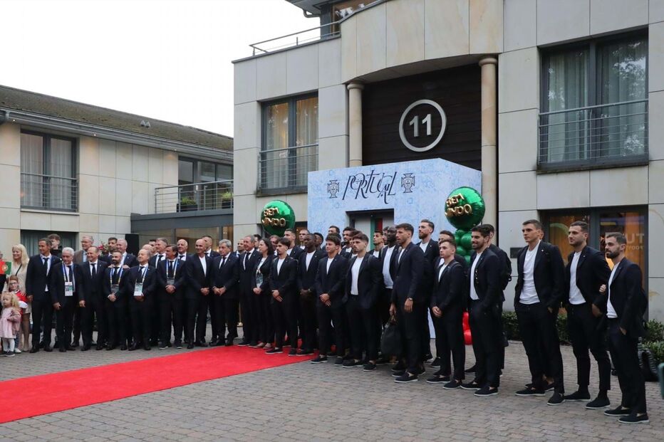 Seleção portuguesa e equipa técnica em frente ao hotel