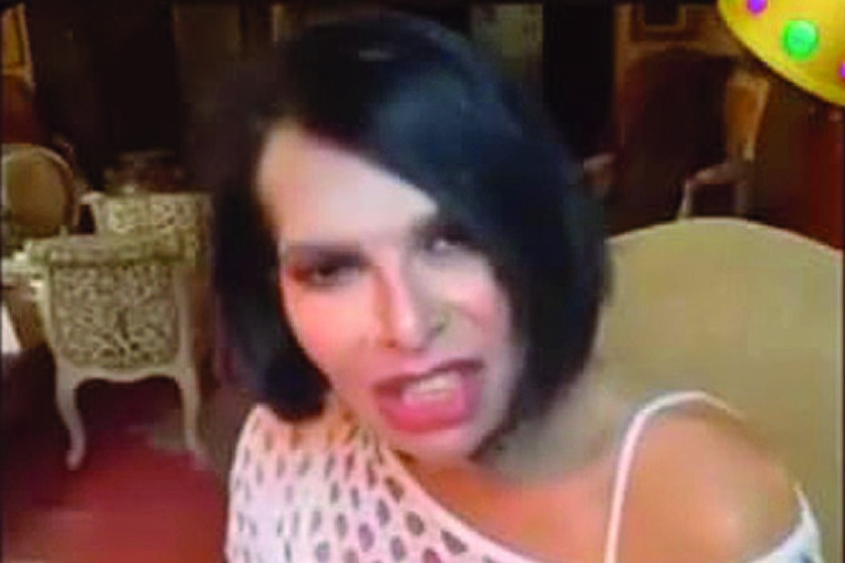 José Castelo Branco e Brunny Fernandes têm mantido algumas conversas públicas nas redes sociais desde 2020, muitas delas de cariz sexual. O cantor e historiador que agora vive na Alemanha, admite que passou férias com familiares do ‘Conde’, mas não conseguiu desmentir que mantém uma relação amorosa com o marchand d’art 