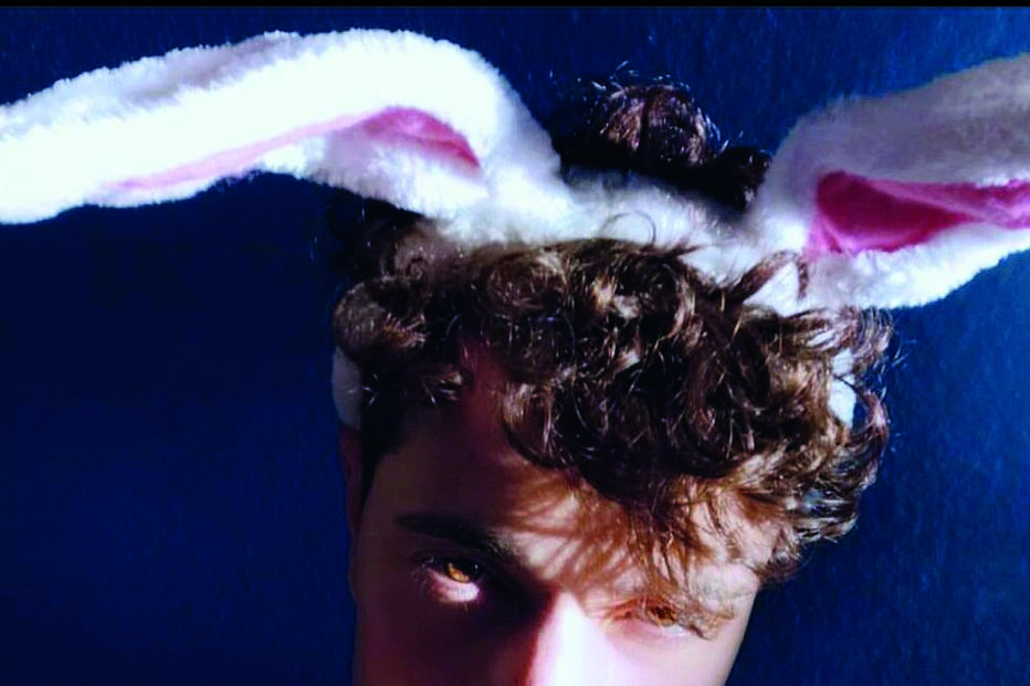 José Castelo Branco e Brunny Fernandes têm mantido algumas conversas públicas nas redes sociais desde 2020, muitas delas de cariz sexual. O cantor e historiador que agora vive na Alemanha, admite que passou férias com familiares do ‘Conde’, mas não conseguiu desmentir que mantém uma relação amorosa com o marchand d’art 