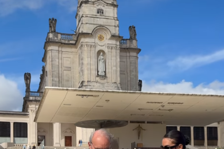 Padre a abençoar Georgina Rodríguez e os filhos no Santuário de Fátima