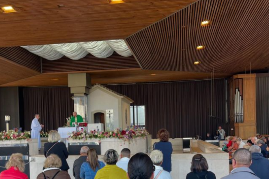Georgina Rodríguez com os filhos no Santuário de Fátima