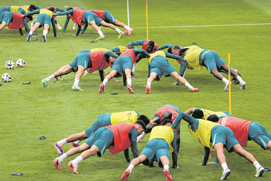 Jogadores fizeram o primeiro treino na Alemanha antes do jogo com a Rep. Checa
