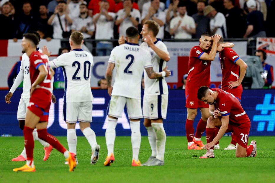 Inglaterra bate Sérvia com golo de Bellingham