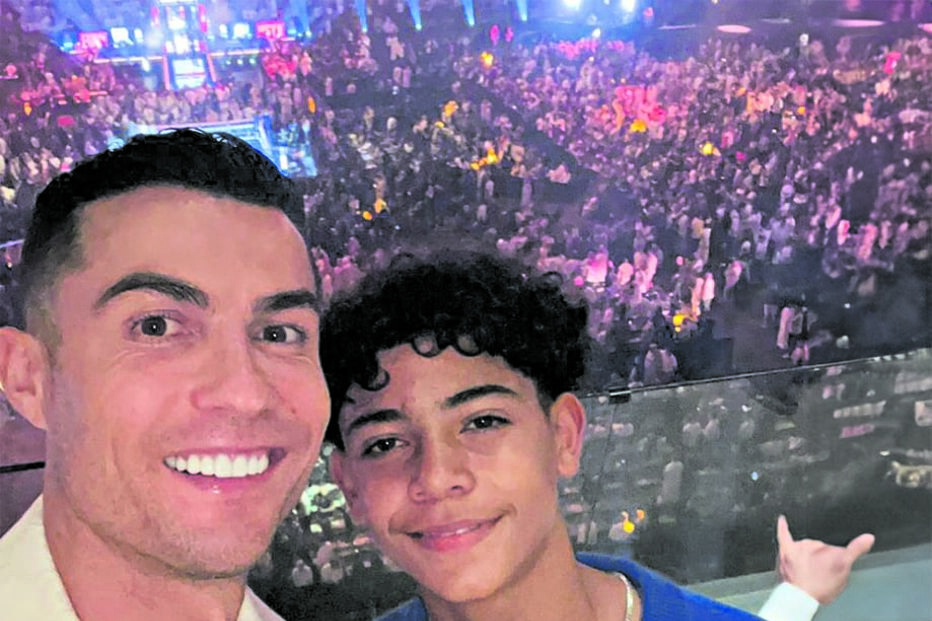 Cristiano Ronaldo com o filho mais velho que fez 14 anos