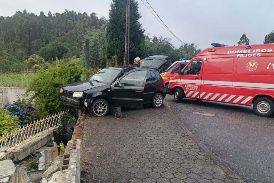 Jovem de 19 anos ferido em despiste de carro em Oliveira de Azeméis