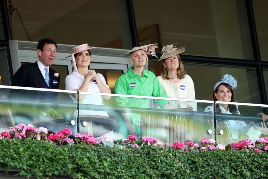 Jack Brooksbank, princesa Eugenie, Lucy van Straubenzee, Lady Laura Meade e Carole Middleton