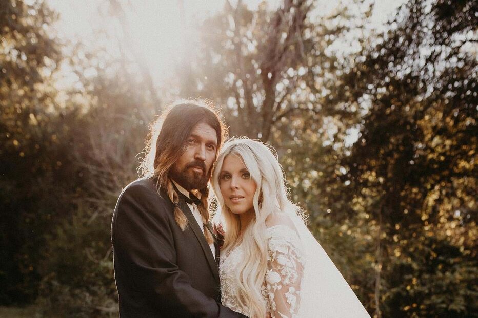 2024-06-19_21_00_35 billyraycyrus_1697212607_3212774672943649007_14515448.jpg