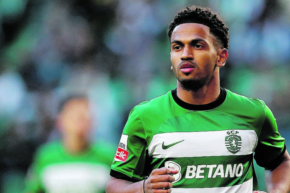 Tottenham não perde de vista o extremo Edwards 