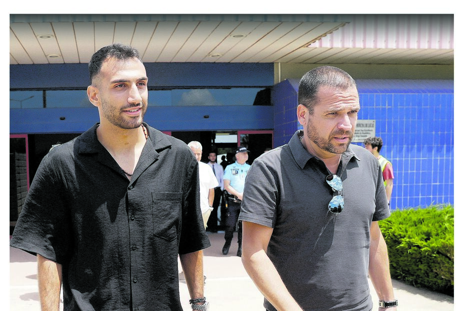 Pavlidis e Rui Pedro Braz esta quinta-feira à saída do aeródromo de Tires