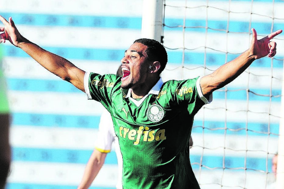 Riquelme Fillipi tem 17 anos e joga no Palmeiras 