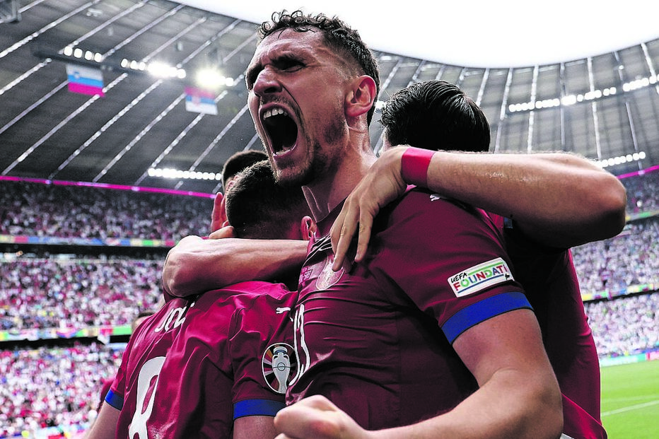 Os sérvios jogaram ontem, mas ameaçam sair do Europeu de Futebol 
