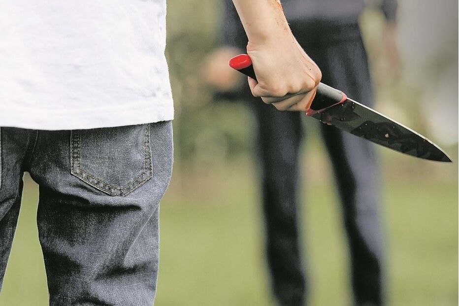 Dois jovens de 15 anos foram ameaçados com facas e obrigados a levantar dinheiro usando aplicações de telemóveis 