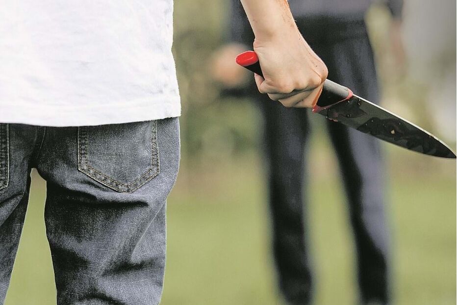 Dois jovens de 15 anos foram ameaçados com facas e obrigados a levantar dinheiro usando aplicações de telemóveis 