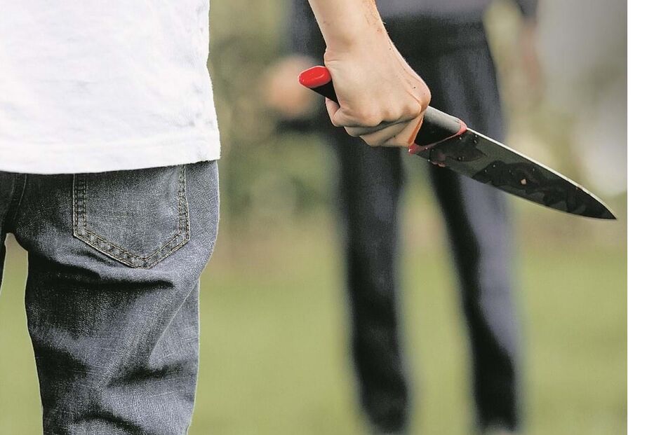 Dois jovens de 15 anos foram ameaçados com facas e obrigados a levantar dinheiro usando aplicações de telemóveis 