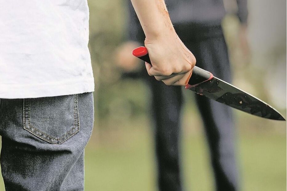 Dois jovens de 15 anos foram ameaçados com facas e obrigados a levantar dinheiro usando aplicações de telemóveis 