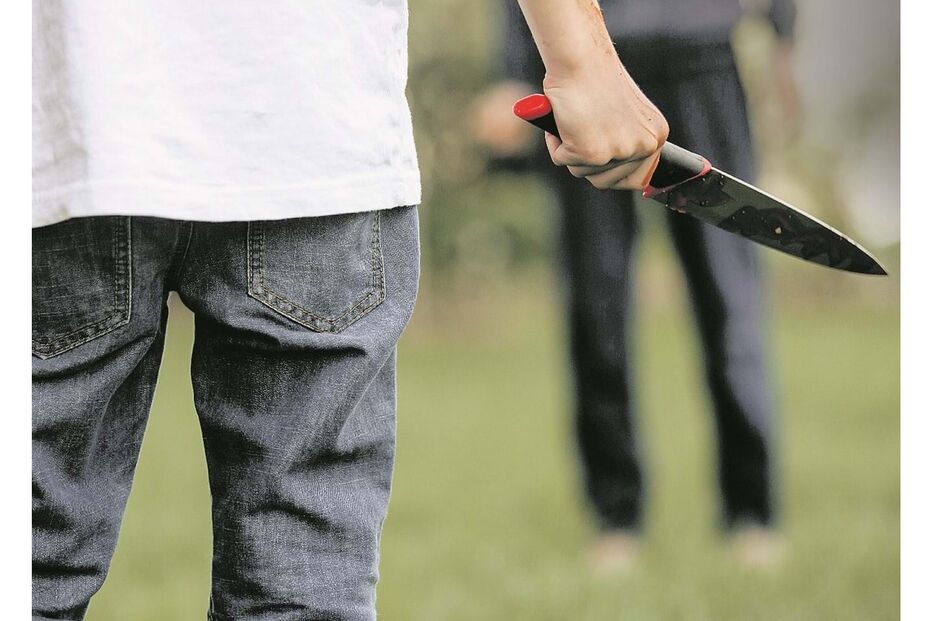 Dois jovens de 15 anos foram ameaçados com facas e obrigados a levantar dinheiro usando aplicações de telemóveis 