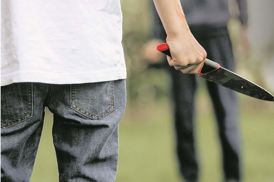 Dois jovens de 15 anos foram ameaçados com facas e obrigados a levantar dinheiro usando aplicações de telemóveis 