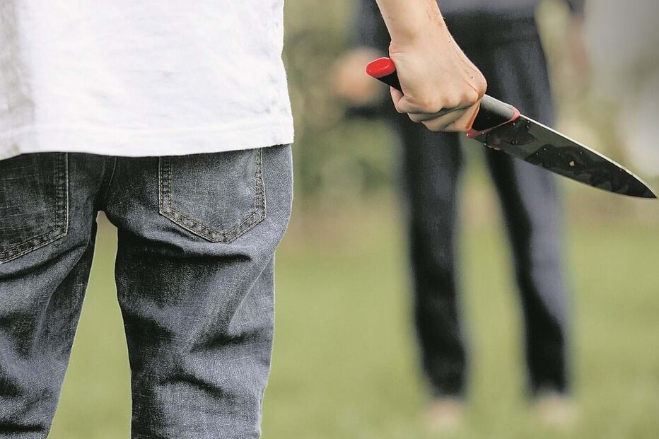 Dois jovens de 15 anos foram ameaçados com facas e obrigados a levantar dinheiro usando aplicações de telemóveis 