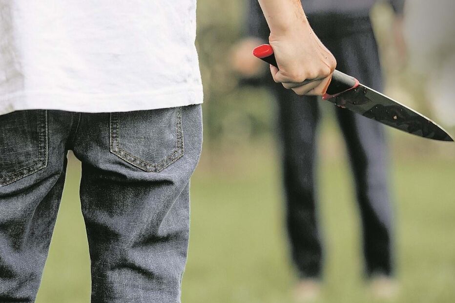 Dois jovens de 15 anos foram ameaçados com facas e obrigados a levantar dinheiro usando aplicações de telemóveis 