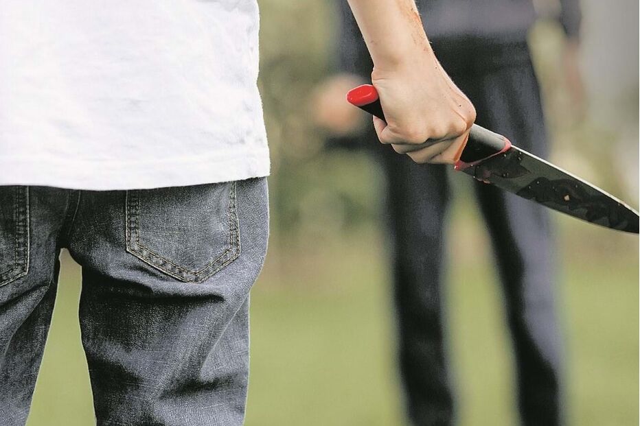 Dois jovens de 15 anos foram ameaçados com facas e obrigados a levantar dinheiro usando aplicações de telemóveis 