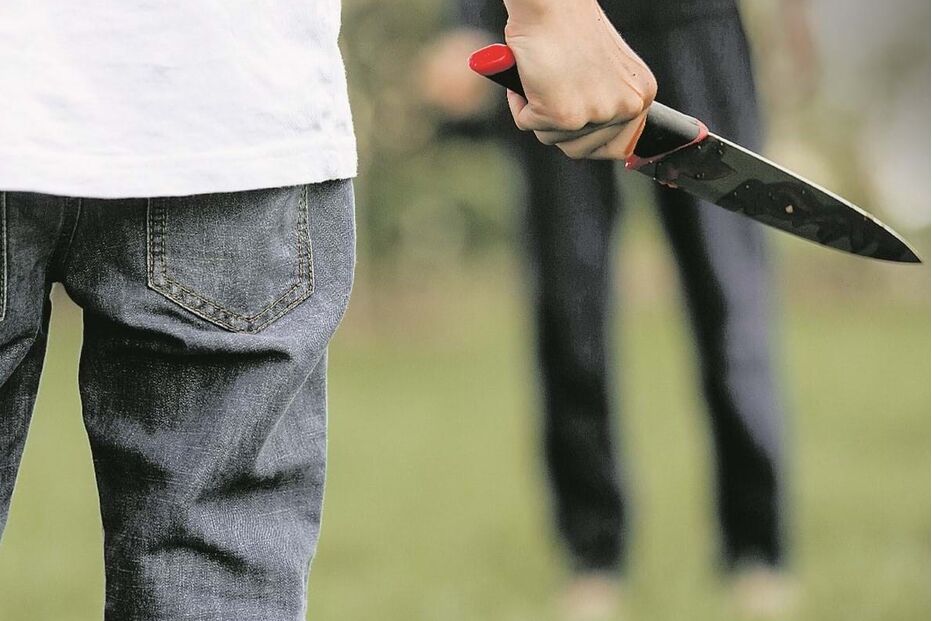Dois jovens de 15 anos foram ameaçados com facas e obrigados a levantar dinheiro usando aplicações de telemóveis 