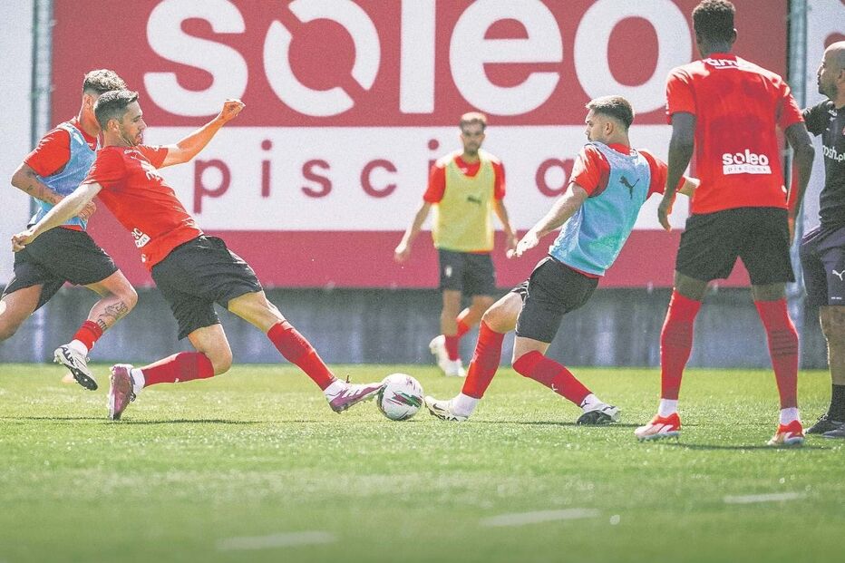 Jogadores treinaram no relvado depois dos testes físicos e exames médicos 