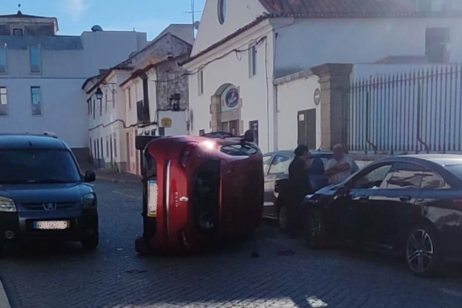 Despiste aparatoso deixa carro tombado no centro histórico de Évora