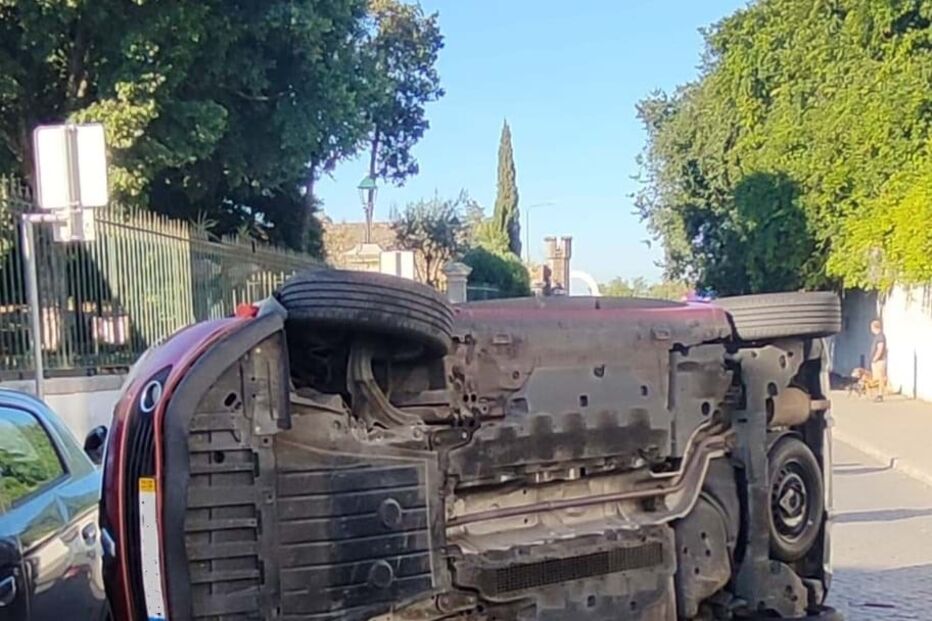 Despiste aparatoso deixa carro tombado no centro histórico de Évora