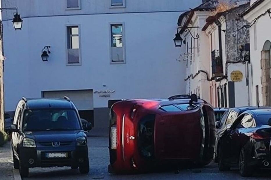 Despiste aparatoso deixa carro tombado no centro histórico de Évora