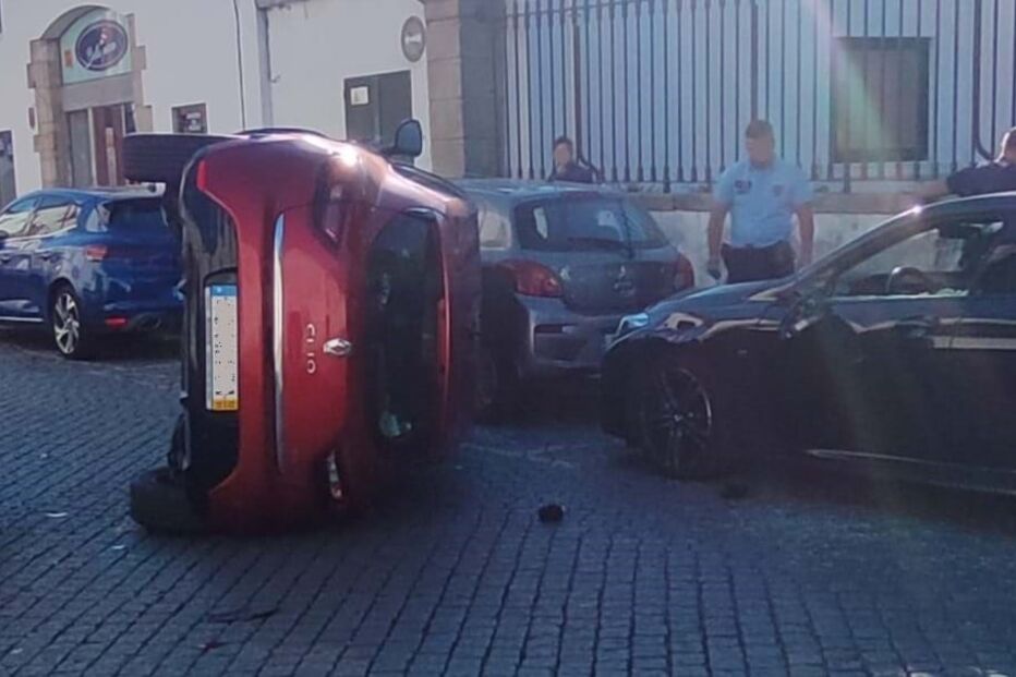 Despiste aparatoso deixa carro tombado no centro histórico de Évora