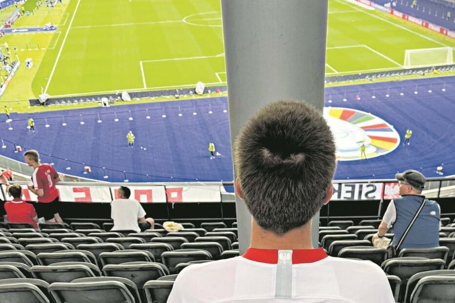 Daniel no lugar que lhe calhou em sorte (neste caso, azar), para ver o jogo em que a sua Polónia perdeu com a Áustria e ficou afastada dos oitavos de final