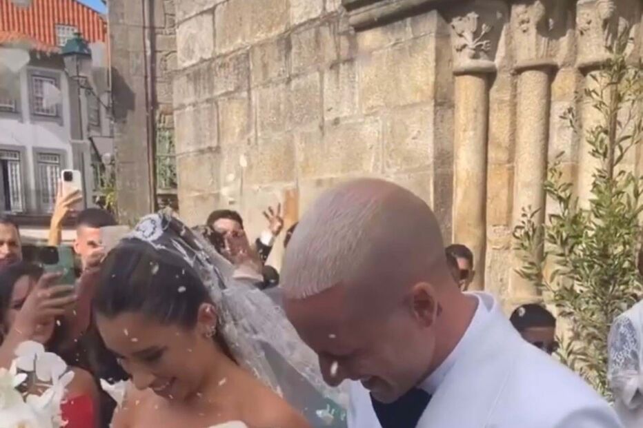 Casal à saída da igreja 