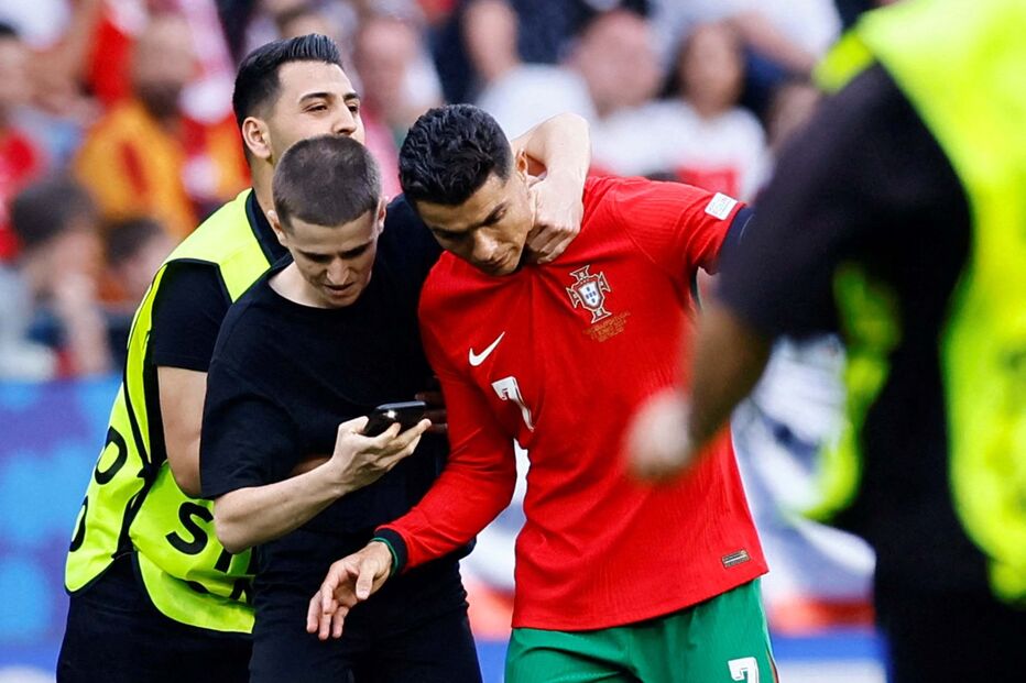 Vários adeptos invadiram o relvado no jogo entre Portugal e Turquia