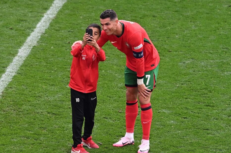 Vários adeptos invadiram o relvado no jogo entre Portugal e Turquia