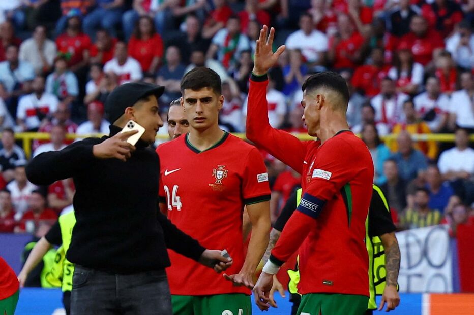 Vários adeptos invadiram o relvado no jogo entre Portugal e Turquia