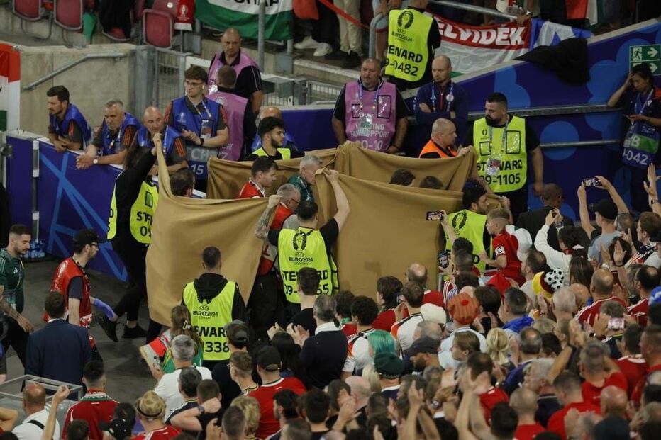 Barnabas Varga cai inanimado no relvado