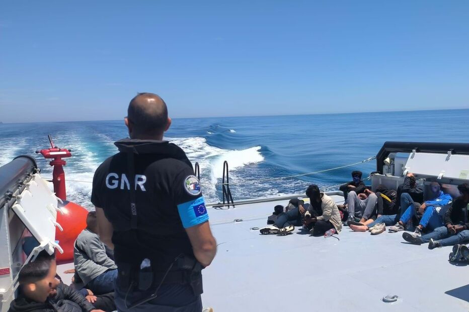GNR salva 16 migrantes