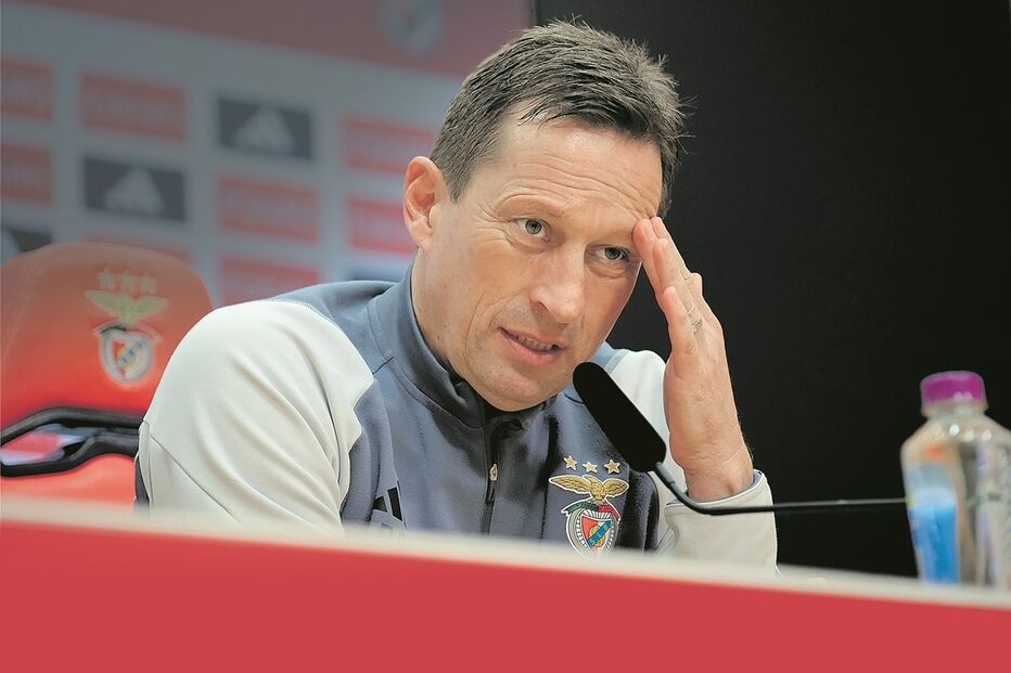 Roger Schmidt pede celeridade nas contratações